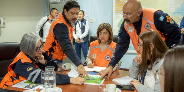 Karin Herrera se reunió con autoridades de la Conred. /Foto: Conred