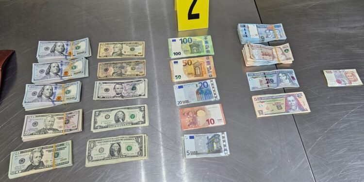 Supuesto sacerdote intentó viajar con fuerte suma de dinero sin declarar