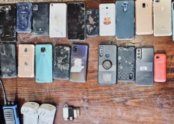 23 teléfonos celulares fueron localizados en la requisa. / Foto: PNC.
