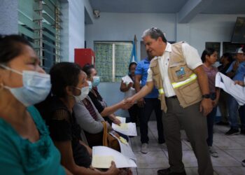 Ministro de Salud visitó el Hospital de Escuintla y saludó a los pacientes. /Foto: MSPAS.