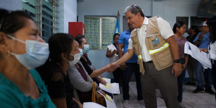 Ministro de Salud visitó el Hospital de Escuintla y saludó a los pacientes. /Foto: MSPAS.