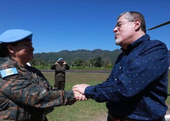 Gobernante saluda a primera mujer nombrada comandante del Ejército de Guatemala
