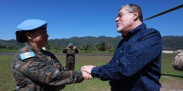 Gobernante saluda a primera mujer nombrada comandante del Ejército de Guatemala