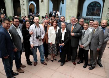 Presidente Arévalo inaugura Sala de Prensa dedicada al periodista Ronaldo Robles