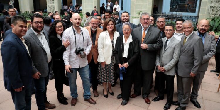 Presidente Arévalo inaugura Sala de Prensa dedicada al periodista Ronaldo Robles