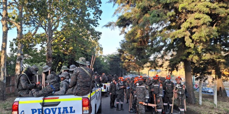 Instituciones continúan en proceso de control y liquidación del incendio forestal en volcán de Agua