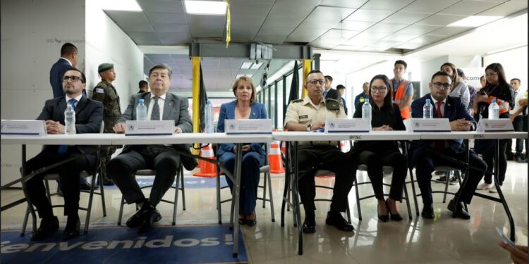 Integran mesa interinstitucional de rescate al Aeropuerto Internacional la Aurora.