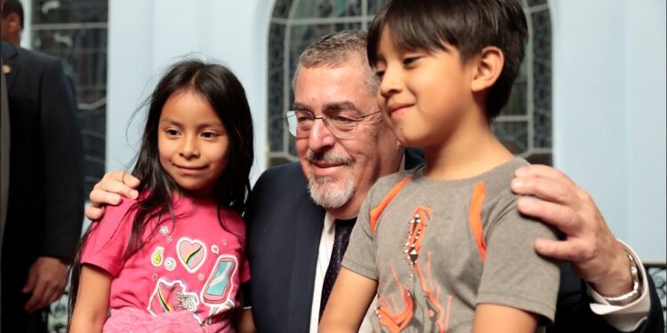 La historia de Abel y Belén, dos menores originarios de San Juan Chamelco, Alta Verapaz, que conocieron al mandatario.