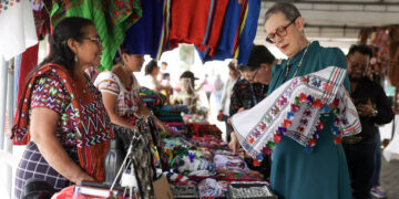 La viceminsitra Elizabeth Uglade, participó en esta feria de Mi Pueblo y Mi Producto.