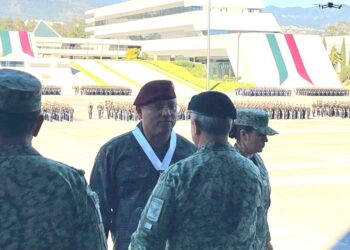 Ministro de la Defensa recibe distinción militar