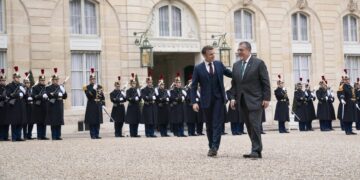 Mandatario sostiene reunión bilateral con el presidente Emanuel Macron