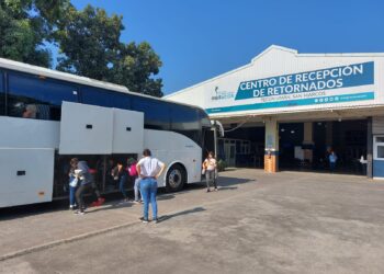Migración atiende a connacionales retornados en el Centro de Recepción de Retornados en Tecún Umán. / Foto: IGM.