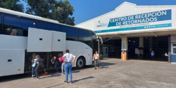 Migración atiende a connacionales retornados en el Centro de Recepción de Retornados en Tecún Umán. / Foto: IGM.