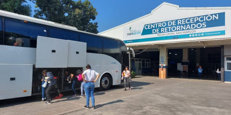 Migración atiende a connacionales retornados en el Centro de Recepción de Retornados en Tecún Umán. / Foto: IGM.