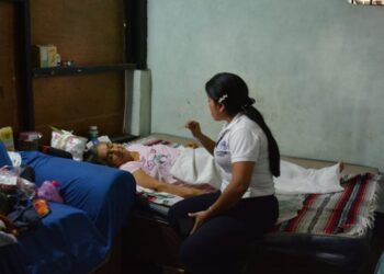 Enfermedad evaluando a doña María, paciente con la enfermedad aguda. / Foto: MSPAS.