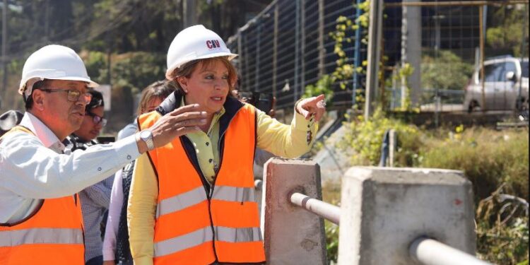 Ministra de Comunicaciones supervisa obras de infraestructura vial