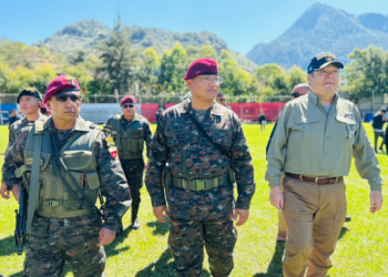 Ministros del Mingob y Mindef en recorrido en zonas fronterizas. / Foto: Ejército de Guatemala.