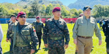 Ministros del Mingob y Mindef en recorrido en zonas fronterizas. / Foto: Ejército de Guatemala.