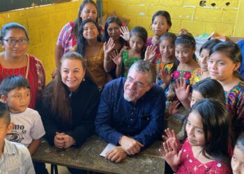 Presidente lidera remozamiento de escuela en Tamahú, Alta Verapaz