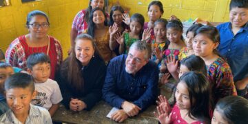 Presidente lidera remozamiento de escuela en Tamahú, Alta Verapaz