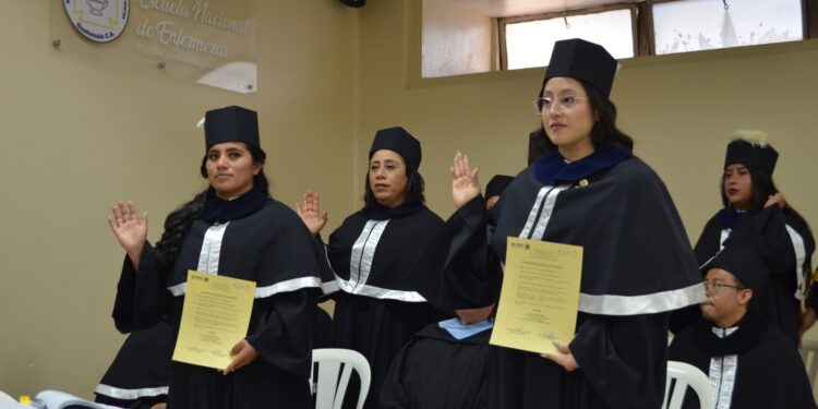 Nuevos profesionales de enfermería se comprometen al servicio de los guatemaltecos