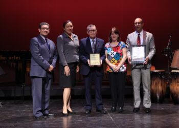 Otorgan premio por trayectoria y aportes al desarrollo de la obra musical en Marimba. / Foto: DCA.