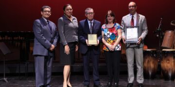 Otorgan premio por trayectoria y aportes al desarrollo de la obra musical en Marimba. / Foto: DCA.