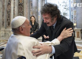 El Papa y Milei se abrazan en canonización de primera santa argentina