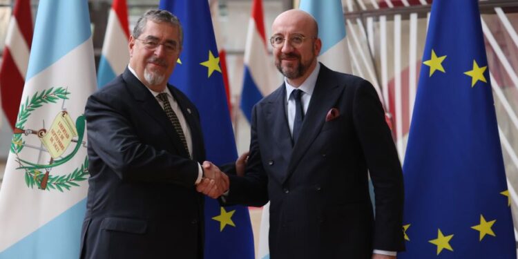Bernardo Arévalo se reúne con el presidente de la UE Charles Michel