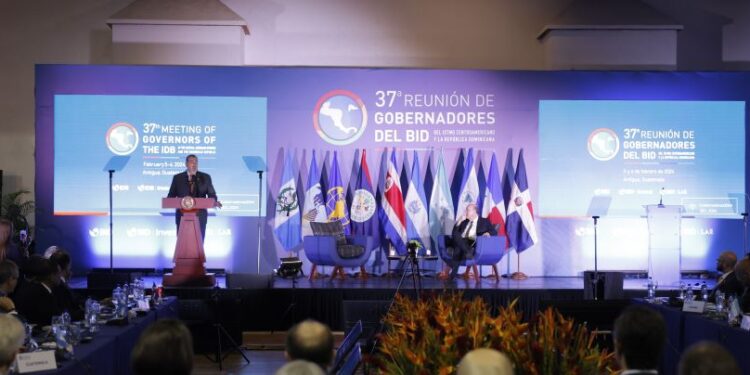 Reunión del BID: Presidente expone metas para saldar deuda histórica en el país