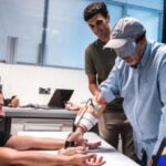 Nueva prótesis sensible a temperatura mejora destreza de amputados