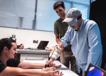 Nueva prótesis sensible a temperatura mejora destreza de amputados