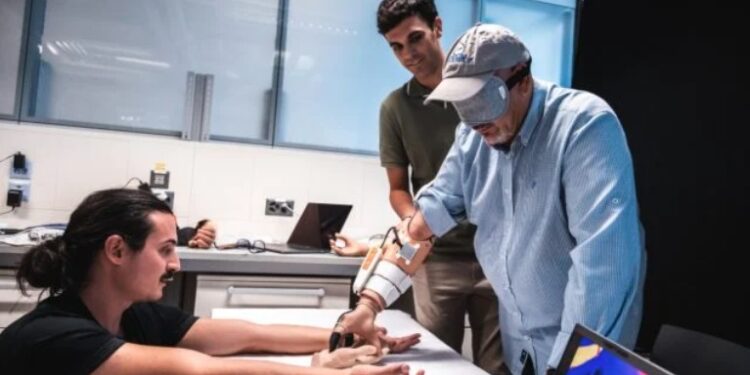 Nueva prótesis sensible a temperatura mejora destreza de amputados