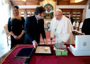 El presidente argentino abordó en el Vaticano su programa para enfrentar crisis económica