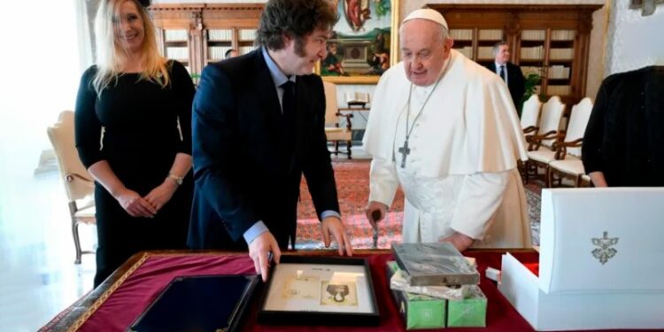 El presidente argentino abordó en el Vaticano su programa para enfrentar crisis económica