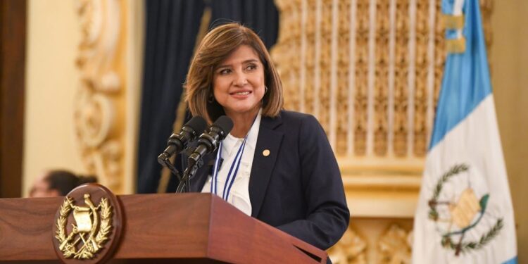 Presidenta en funciones Karin Herrera. / Foto: Carlos Jacinto y Dickéns Zamora.