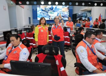 Presidenta en funciones supervisó el Centro de Operaciones de Emergencia