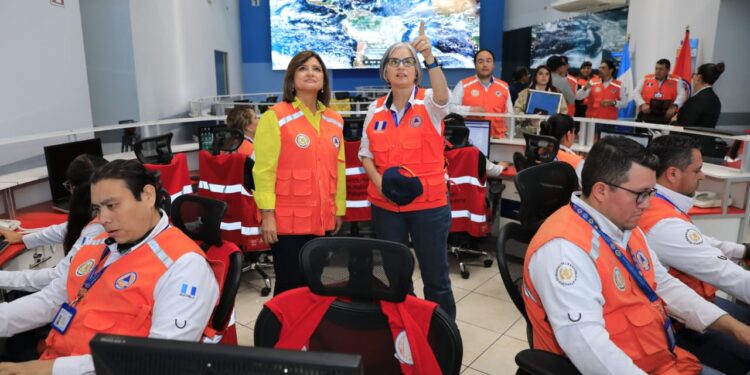 Presidenta en funciones supervisó el Centro de Operaciones de Emergencia
