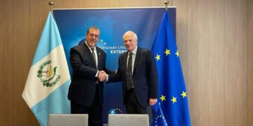 Presidente Bernardo Arévalo y el alto representante de la Unión Europea para Política Exterior y de Seguridad, Josep Borrell.