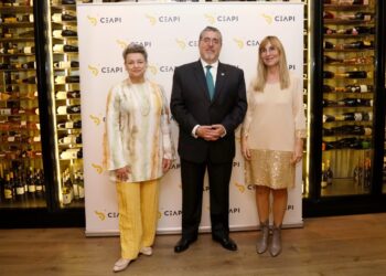 Presidente Arévalo y la primera dama de la Nación, Lucrecia Peinado, en CEAPI, España. / Foto: Embajada de Guatemala en España.