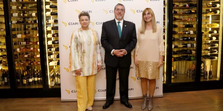 Presidente Arévalo y la primera dama de la Nación, Lucrecia Peinado, en CEAPI, España. / Foto: Embajada de Guatemala en España.