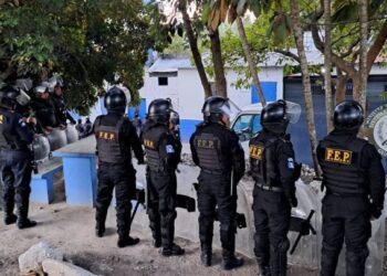 Llevan a cabo requisa contra extorsiones en cárcel El Boquerón