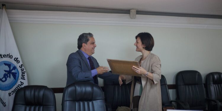 Autoridades de Salud y el Fondo Mundial sostienen reunión de trabajo. / Foto: MSPAS.