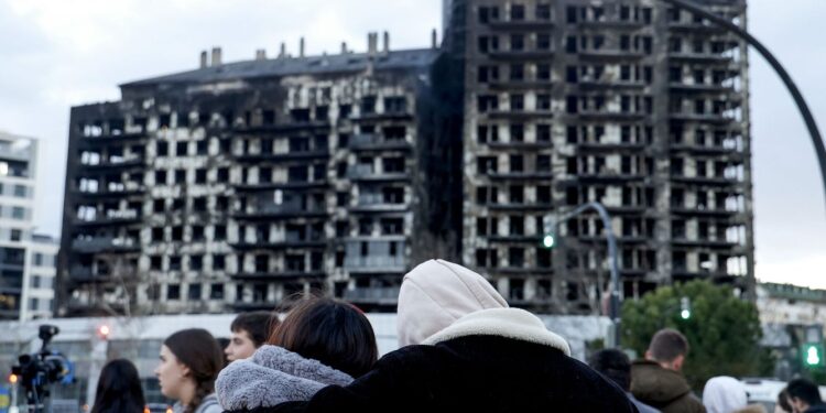 Número de muertos en el incendio de un edificio de viviendas en España se eleva a diez