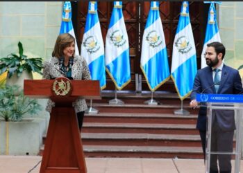 Vicepresidenta Karin Herrera y el comisionado Nacional contra la Corrupción, Santiago Palomo.