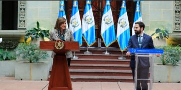 Vicepresidenta Karin Herrera y el comisionado Nacional contra la Corrupción, Santiago Palomo.