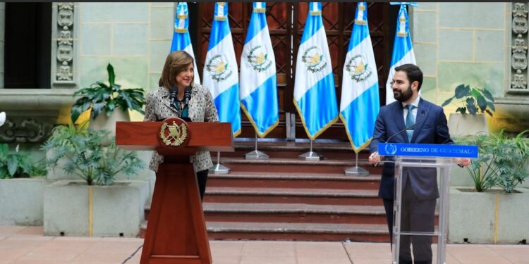 Vicepresidenta Karin Herrera y el comisionado Nacional contra la Corrupción, Santiago Palomo.