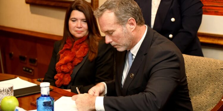 Presidente Arévalo: Acuerdo con Iberia proyectará la imagen turística del país