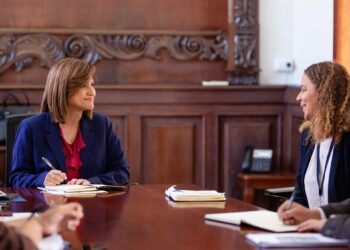 Vicepresidenta Karin Herrera (izquierda) y Stpephanie Daviot de la OIM (derecha) abordan estrategias sobre migración. /Foto: Vicepresidencia de la República.