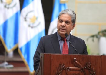 Ministro de Salud, Oscar Cordón, informa sobre la situación por la enfermedad neurológica en el país. /Foto: Noé Pérez